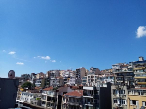 Taksimde harika teraslı kısmi deniz manzaralı daire